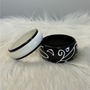 (268)Source Unknown Black and White Resin Bangle Duo